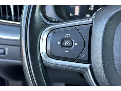 Used 2018 Volvo XC60 T5 Momentum image 26