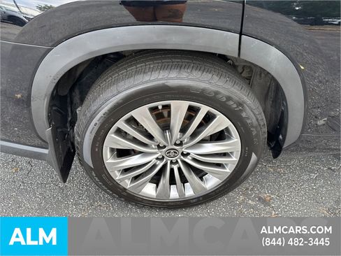 Used 2024 Toyota Highlander Limited image 21