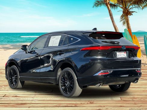 Used 2023 Toyota Venza Nightshade image 3