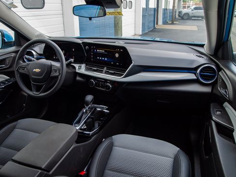 Used 2025 Chevrolet Trax LT FWD image 27