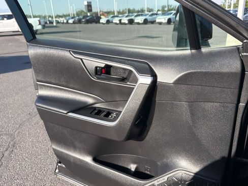 Used 2022 Toyota RAV4 LE AWD/4WD image 12
