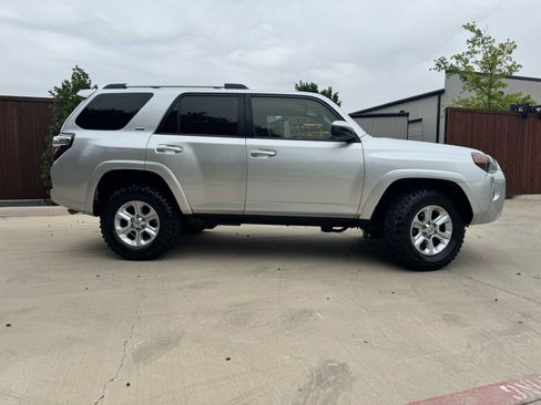 Used 2019 Toyota 4Runner SR5 AWD/4WD image 2