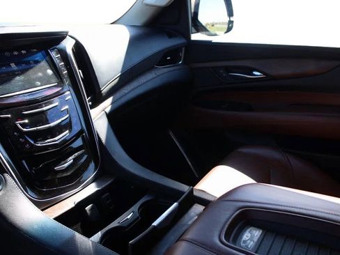 Used 2018 Cadillac Escalade Premium Luxury image 14