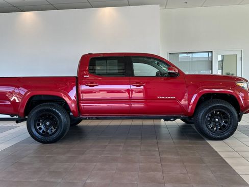 Used 2020 Toyota Tacoma SR5 w/ Technology Package AWD/4WD image 3