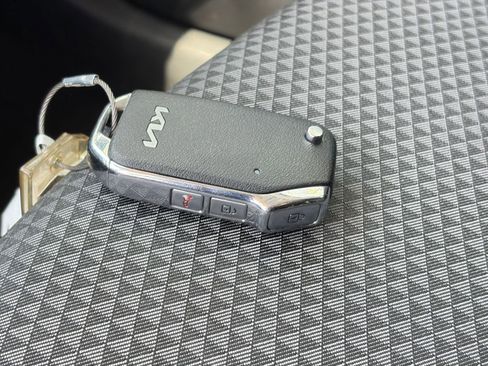 Used 2025 Kia Soul LX w/ LX Technology Package FWD image 21