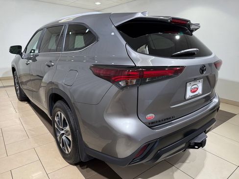 Certified 2025 Toyota Highlander XLE AWD/4WD image 3