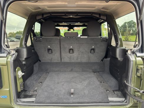 Used 2024 Jeep Wrangler Rubicon image 14