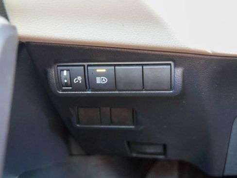 Used 2025 Toyota Corolla Cross LE FWD image 18