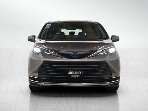 Used 2024 Toyota Sienna XLE image 9