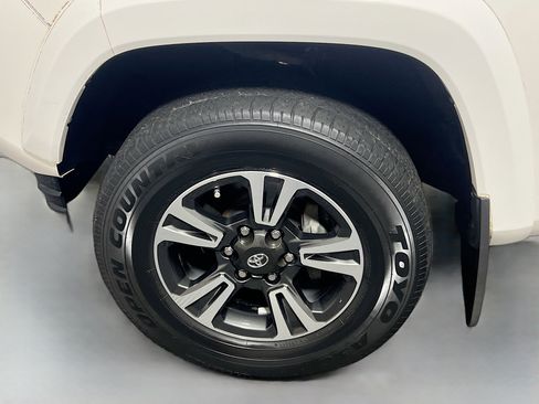 Used 2017 Toyota Tacoma TRD Sport image 13