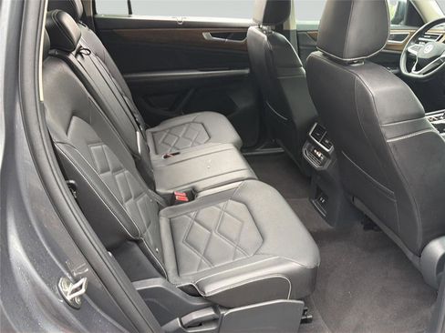 Used 2025 Volkswagen Atlas SE AWD/4WD image 38