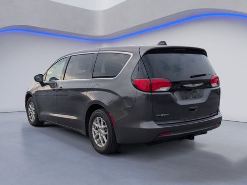 Used 2022 Chrysler Voyager LX image 5