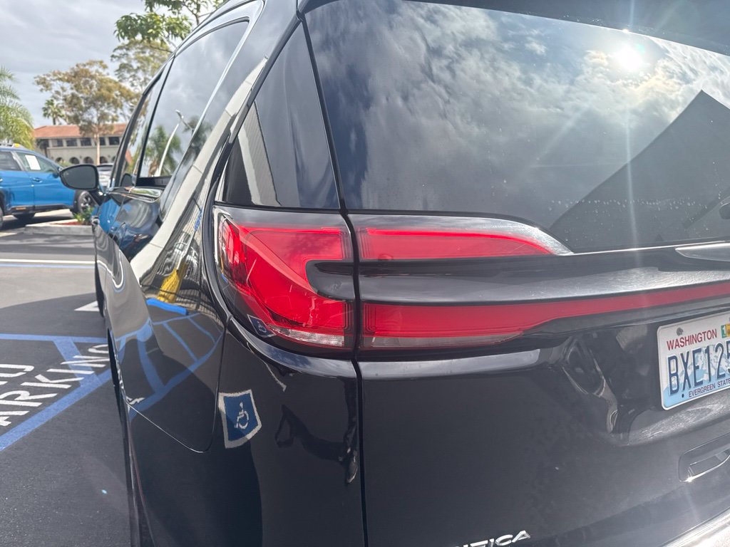 Used 2024 Chrysler Pacifica Touring-L FWD image 10
