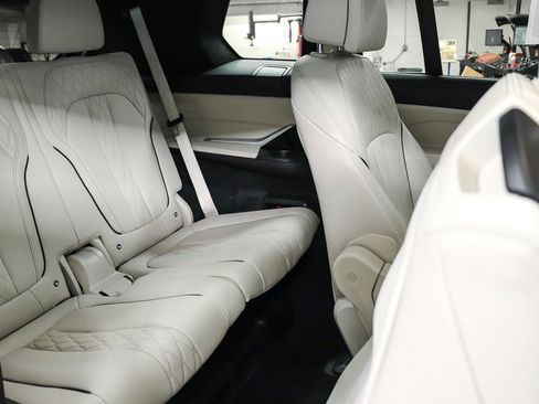 Used 2024 BMW X7 xDrive40i w/ M Sport Package AWD/4WD image 18