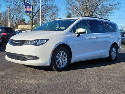 Used 2021 Chrysler Voyager Lxi FWD image 3
