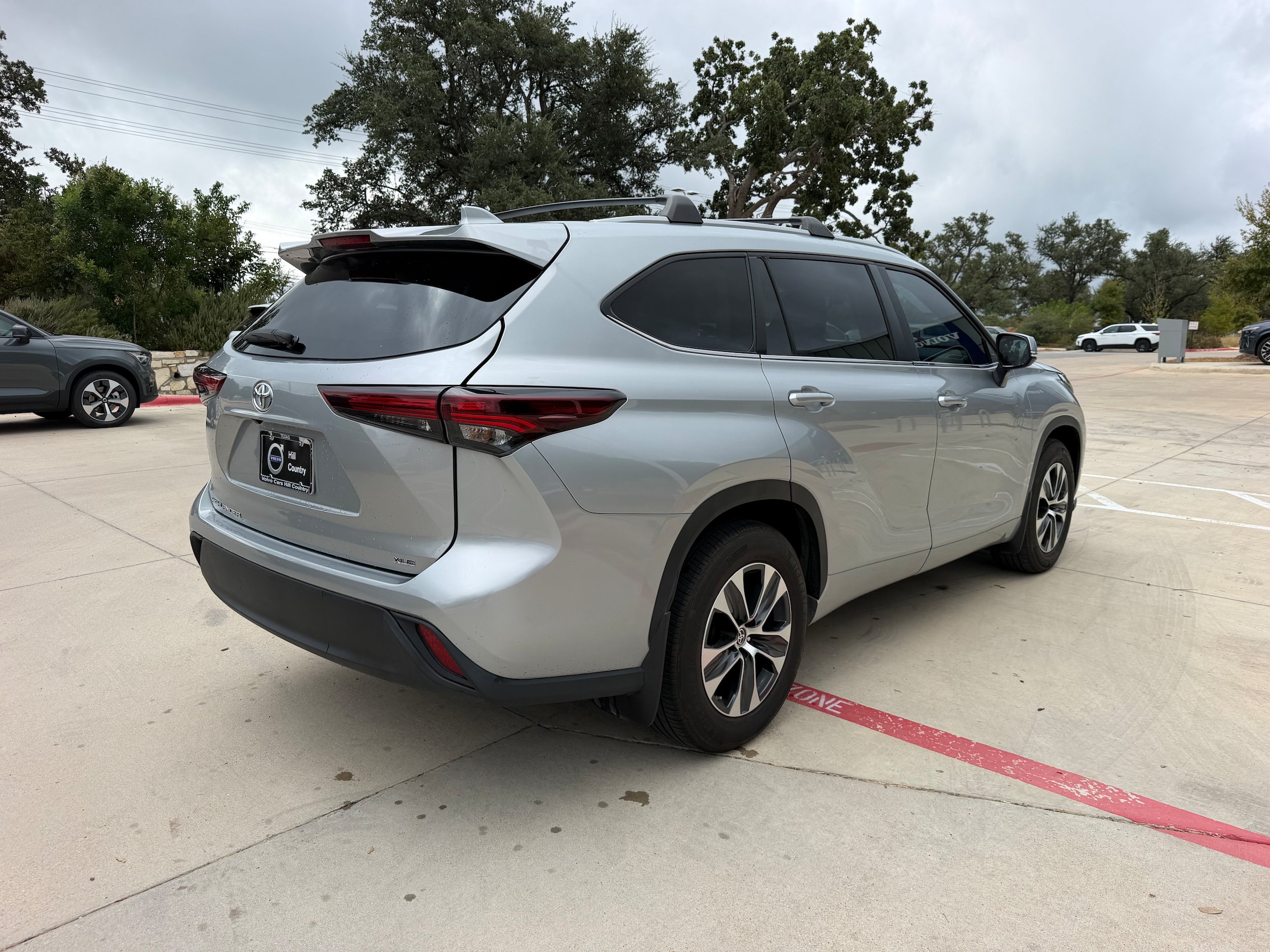 Used 2024 Toyota Highlander XLE FWD image 6