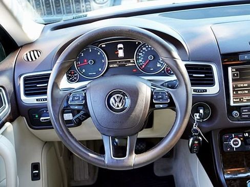Used 2014 Volkswagen Touareg Executive AWD/4WD image 32