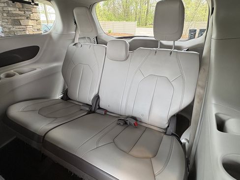 Used 2017 Chrysler Pacifica Touring-L w/ Tire & Wheel Group image 26