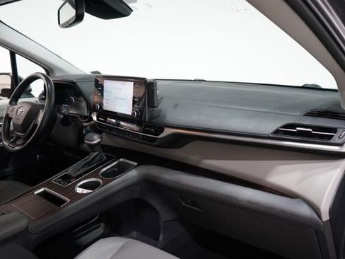 Used 2021 Toyota Sienna XLE image 17