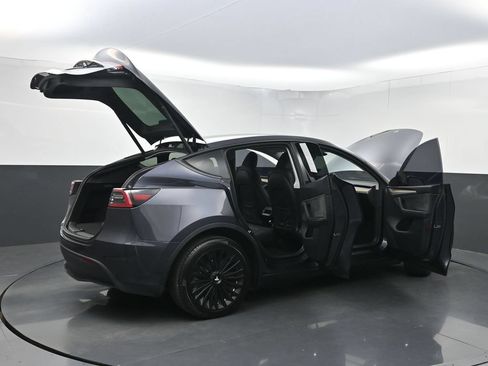 Used 2024 Tesla Model Y Long Range AWD/4WD image 37
