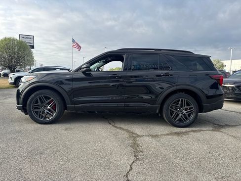 Used 2025 Ford Explorer ST-Line w/ Premium Package image 3