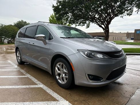 Used 2018 Chrysler Pacifica Limited image 2