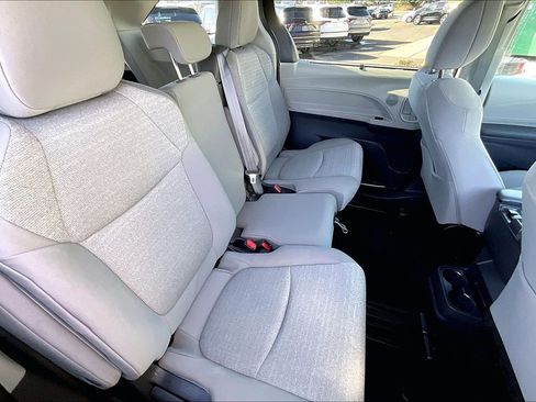 Used 2024 Toyota Sienna LE image 4