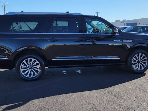 Used 2024 Lincoln Navigator L 4WD image 3