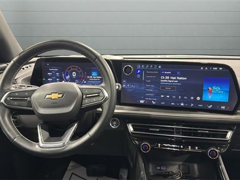 Used 2025 Chevrolet Traverse LT image 11