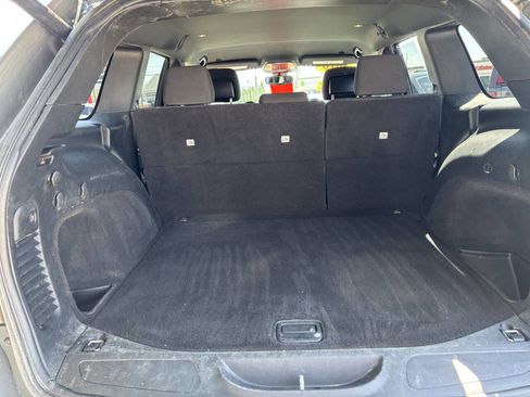 Used 2019 Jeep Grand Cherokee Laredo image 24