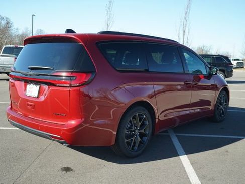 New 2026 Chrysler Pacifica Limited w/ Uconnect Theater Family Group image 8