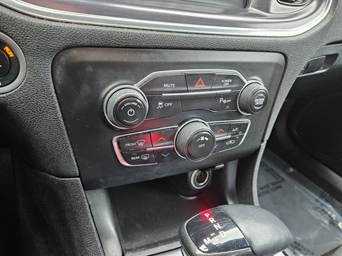 Used 2018 Dodge Charger SXT w/ Blacktop Package image 5