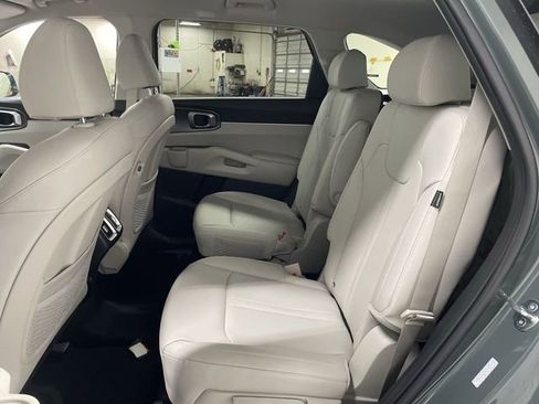 Used 2025 Kia Sorento EX AWD/4WD image 23