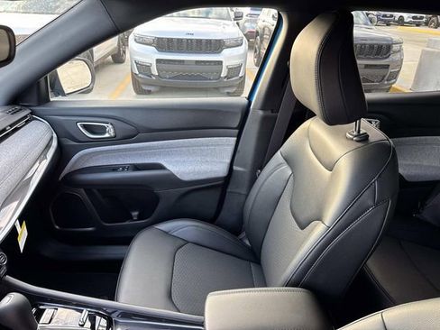 New 2026 Jeep Compass Latitude image 9