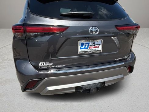 Used 2023 Toyota Highlander Platinum FWD image 29