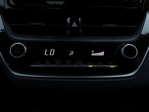 Used 2020 Toyota Corolla LE FWD image 29