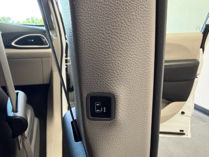 Used 2024 Chrysler Pacifica Touring-L FWD image 33