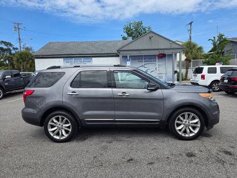 Used 2014 Ford Explorer XLT w/ Equipment Group 202A FWD image 3