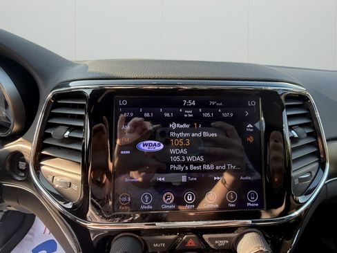 Used 2019 Jeep Grand Cherokee Limited w/ Luxury Group II AWD/4WD image 11