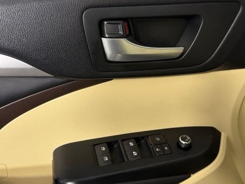 Used 2014 Toyota Highlander XLE FWD image 14