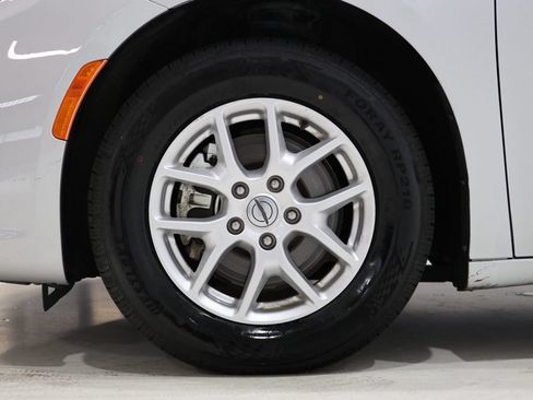 Used 2024 Chrysler Pacifica Touring-L FWD image 11