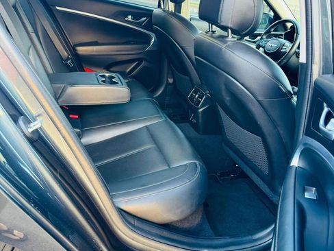 Used 2022 Genesis G70 2.0T image 11