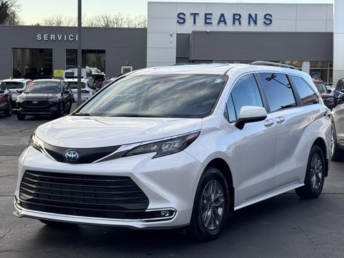 Used 2024 Toyota Sienna XLE image 2