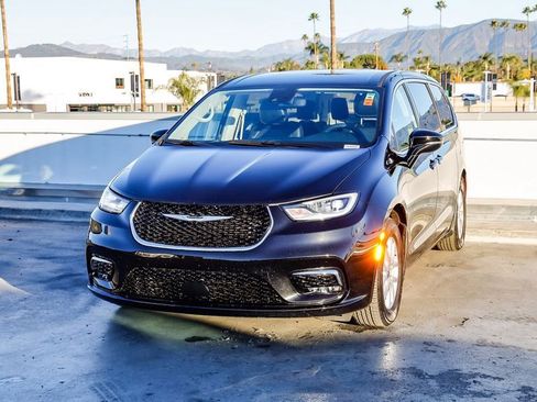 Certified 2024 Chrysler Pacifica Touring-L image 4