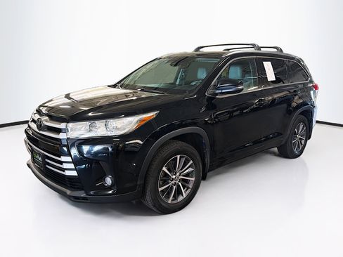 Used 2017 Toyota Highlander XLE AWD/4WD image 3