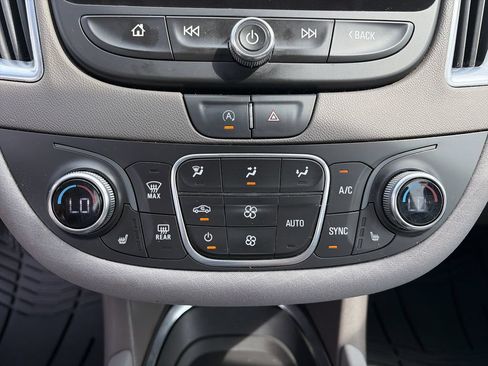 Used 2021 Chevrolet Malibu LT FWD image 24
