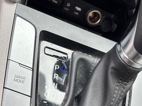 Used 2017 Hyundai Elantra SE image 16