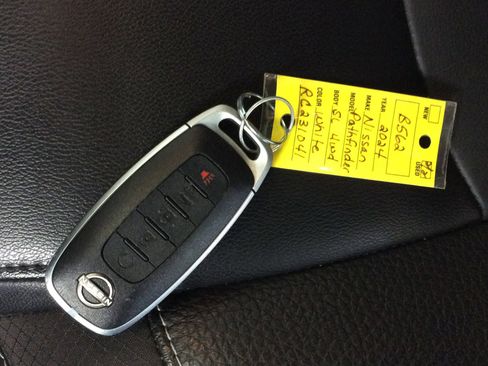 Used 2024 Nissan Pathfinder SL w/ Black Appearance Package image 39