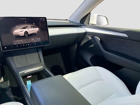 Used 2025 Tesla Model Y Long Range AWD/4WD image 21
