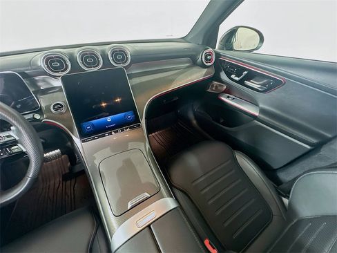 Used 2025 Mercedes-Benz GLC 300 4MATIC image 11